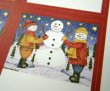 画像2: 2人の雪だるまが雪だるまを作っている、モザイク画のような温かみあるタッチです (2)